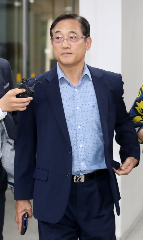 故 백남기 농민 사망사건으로 기소된 구은수 전 서울지방경찰청장이 9일 오후 서울 서초구 서울고법에서 열린 2심 선고공판에서 벌금 1천만원을 선고받은 후 법원을 나서고 있다. 2019.08.09.