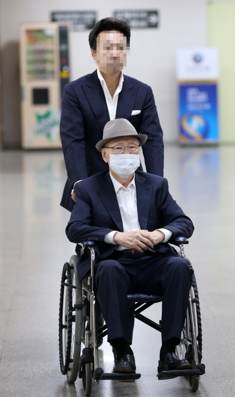 이명박 전 대통령이 국가정보원 특수활동비를 상납받는 데 관여한 혐의로 재판에 넘겨진 김백준 전 청와대 총무기획관이 13일 오후 서울 서초구 서울고등법원에서 열린 항소심 선고 공판을 받기 위해 법정으로 들어가고 있다. 2019.08.13.