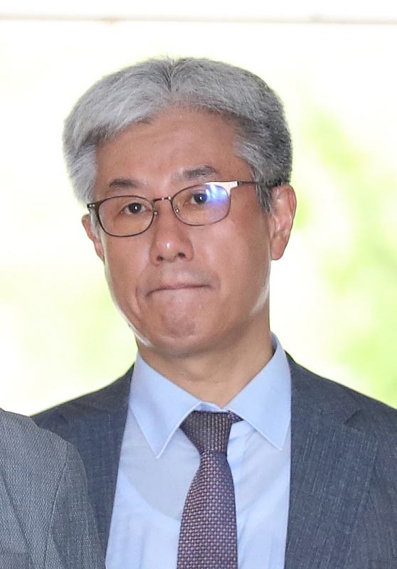 김대중 전 대통령에 대한 뒷조사에 관여한 혐의로 기소된 박윤준 전 국세청 차장이 16일 오전 서울 서초구 서울중앙지법에서 열린 1심 선고공판에 출석하고 있다. 2019.08.16.