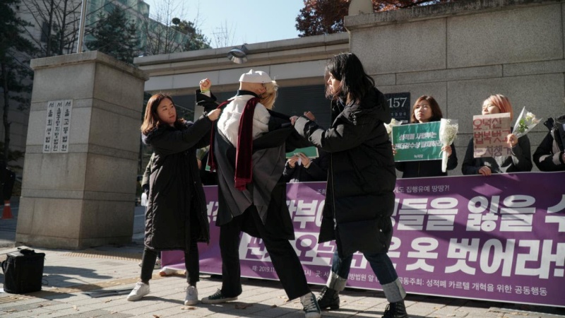 29일 녹색당·한국사이버성폭력대응센터(이하 한사성) 등은 서울중앙지법 앞에서 ‘성 적폐 재판부에 여성들을 잃을 수 없다. 판사 오덕식은 옷 벗어라!’ 기자회견을 열었다. 2019.11.29