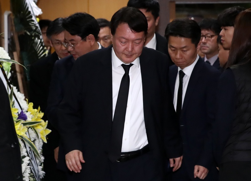 윤석열 검찰총장이 2일 오후 서울 서초구 서울성모장례식장에 마련된 전 청와대 민정비서관실 특별감찰반 수사관의 빈소를 찾아 조문을 마친 후 이동하고 있다. 2019.12.02.
