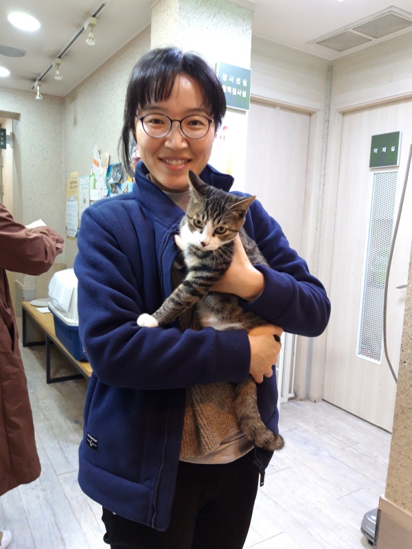 홍은전 씨와 반려묘 홍시. 홍은전 씨는 인간에게 맞아서 구조된 홍시를 지난해 11월 입양했다. 사진은 입양 전 병원에서 만난 홍시.
