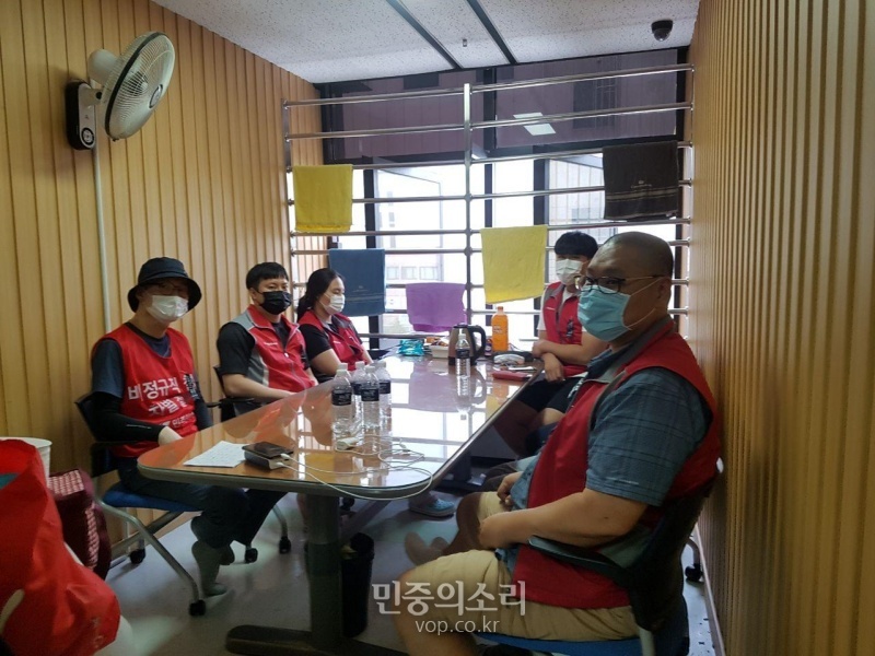 29일 한기정 노원구서비스공단 분회장을 비롯한 노조원 8명이 노원구청 5층 민원실에서 오승록 구청장과의 면담을 요구하고 있다.