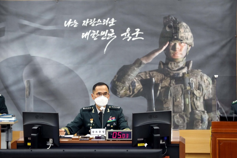 남영신 육군참모총장이 16일 충남 계룡대에서 열린 국회 국방위원회 국정감사에서 의원들의 질의를 경청하고 있다. (사진=국방일보 제공) 2020.10.16.