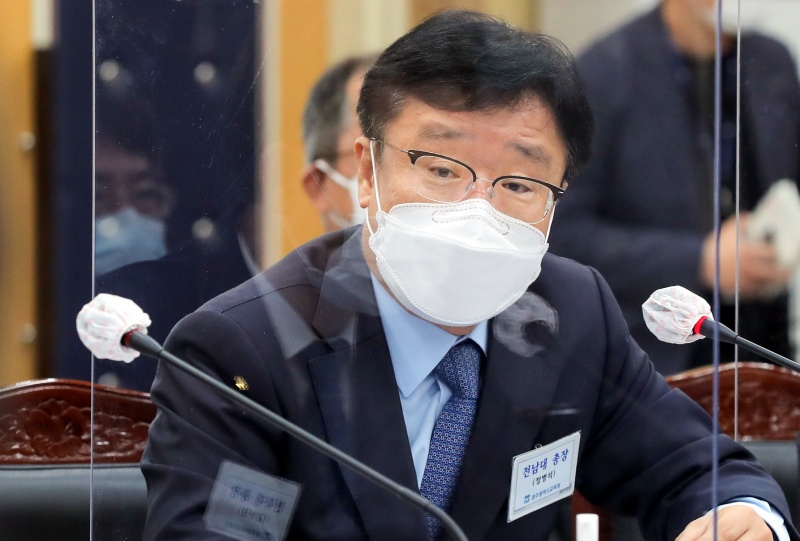 20일 오전 광주 서구 광주시교육청 2층 대회의실에서 국회 교육위원회의 전남대·전북대·제주대, 전남대병원·전북대병원·제주대병원 국정감사가 열린 가운데 전남대 총장이 답변을 하고 있다. 2020.10.20.
