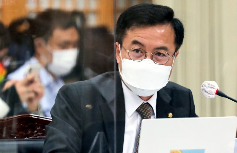 20일 오전 광주 서구 광주시교육청 2층 대회의실에서 국회 교육위원회의 전남대·전북대·제주대, 전남대병원·전북대병원·제주대병원 국정감사가 열린 가운데 더불어민주당 윤영덕 의원이 질의를 하고 있다. 2020.10.20.