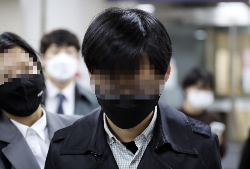 서울시 전 비서실 직원 A 씨가 22일 서초구 서울중앙지법에서 열린 '서울시장 비서 성폭력' 혐의 관련 1차 공판을 마친 뒤 법원을 빠져 나가고 있다. 2020.10.22.