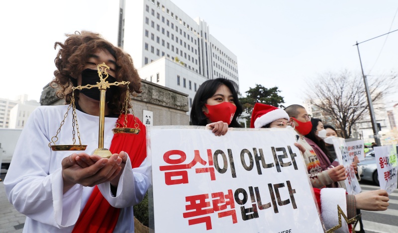 직접행동 DxE(Direct Action Everywhere, 디엑스이) 회원들이 3일 서울 양천구 서울남부지방법원 앞에서 패밀리 레스토랑 방해시위 재판 관련 크리스마스 캐롤과 동물해방의 염원을 담은 노래를 부르고 있다. 2021.03.03.