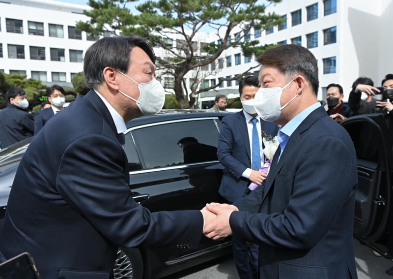권영진 시장이 "윤 총장을 지지하고 응원한다"며 페이스북에 직접 올린 사진