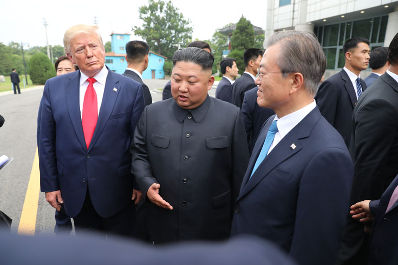 문재인 대통령이 지난해 6월 30일 판문점 공동경비구역(JSA) 군사분계선에서 도널드 트럼프 미국 대통령, 김정은 북한 국무위원장과 만나고 있는 모습. 자료사진.