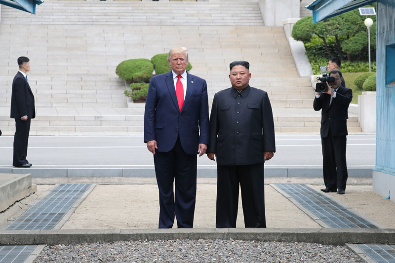 도널드 트럼프 미국 대통령이 30일 판문점 공동경비구역(JSA) 군사분계선에서 김정은 북한 국무위원장과 만나 군사분계선을 넘어 오고 있다. 2019.06.30.