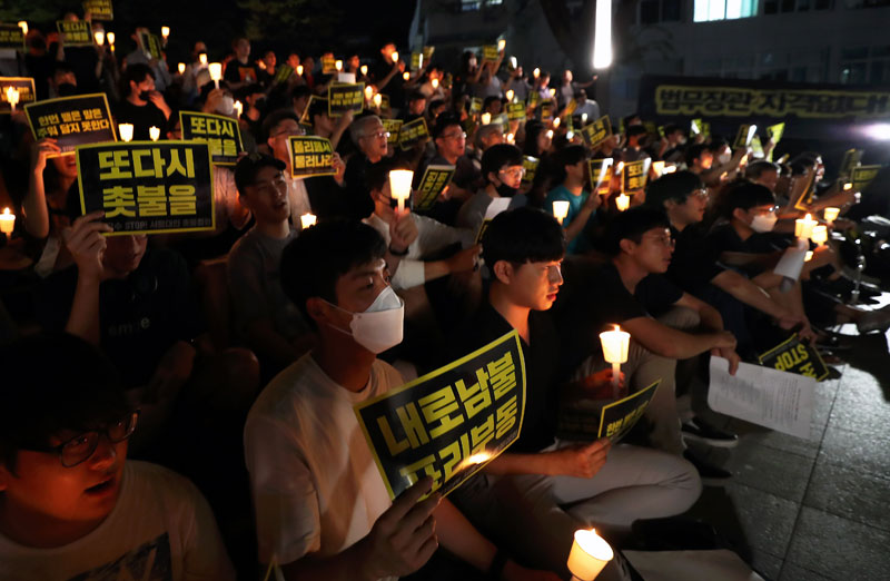 서울 관악구 서울대학교 아크로 광장 인근에서 열린 '조국 교수 STOP! 제2차 서울대인 촛불집회'에서 서울대학교 대학생들을 비롯한 참가자들이 촛불을 들고 있다.