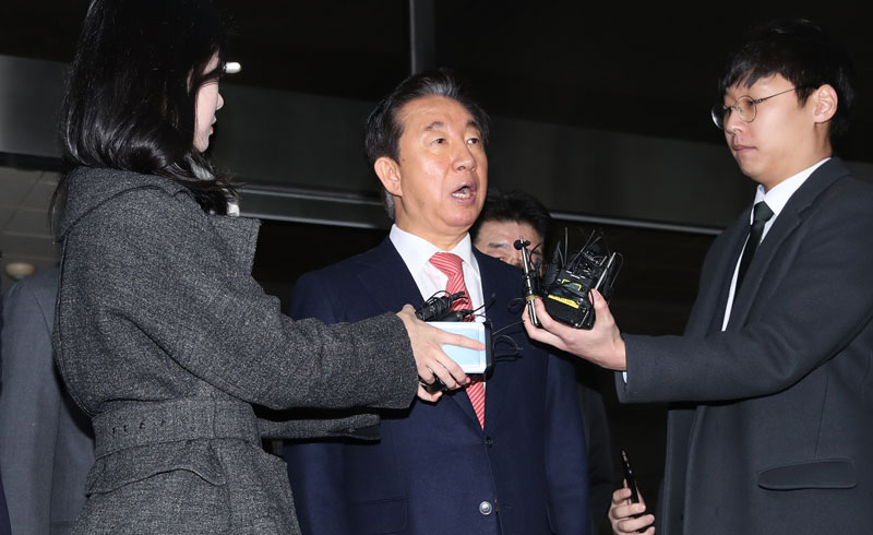 KT에 딸 채용을 청탁(뇌물수수)한 혐의로 불구속 기소된 김성태 자유한국당 의원이 17일 오전 1심 선고 공판에서 무죄를 선고받은 뒤 서울 신정동 서울남부지방법원을 나서며 기자들의 질문에 답하고 있다. 2020.01.17.