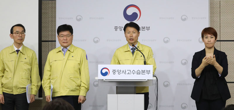 김강립 중앙사고수습본부 부본부장이 10일 오전 정부세종청사에서 신종 코로나바이러스 감염증(우한 폐렴) 대응 현황과 3차 우한 교민 이송 계획 등을 브리핑 하고 있다. 2020.02.10.