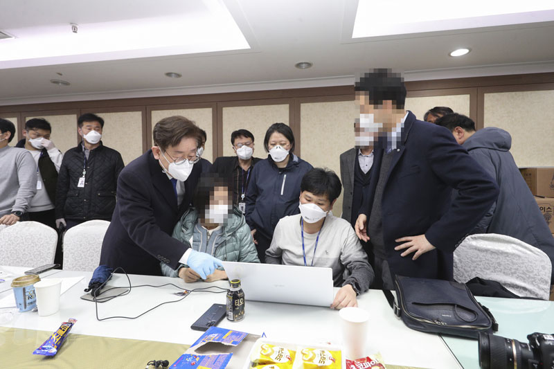 25일 이재명 경기도지사가 경기 과천에 위치한 신천지교회 시설을 방문해 강제 역학조사를 지휘하고 있다.