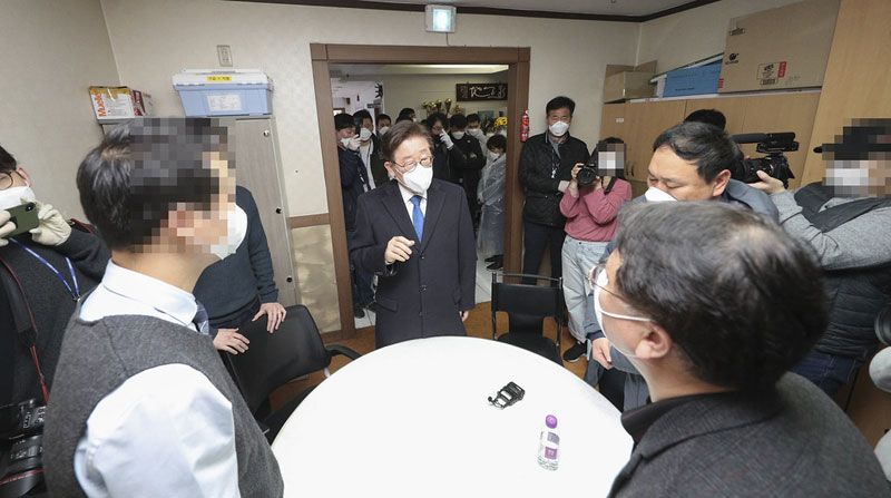25일 이재명 경기도지사가 경기 과천에 위치한 신천지교회 시설을 방문해 강제 역학조사를 지휘하고 있다.