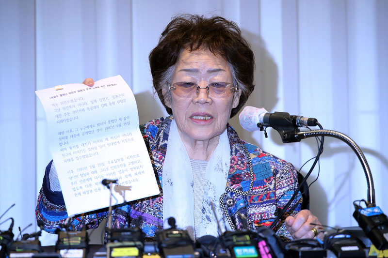 일본군 위안부 피해자인 여성인권운동가 이용수 할머니가 25일 오후 대구 수성구 인터불고호텔에서 기자회견을 하고 있다. 2020.05.25.