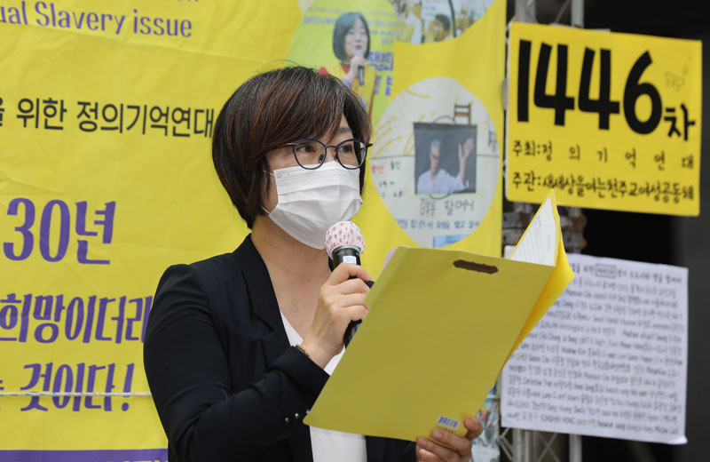 이나영 정의기억연대 이사장이 1일 서울 종로구 옛 일본대사관 앞에서 28년 동안 열리던 소녀상 옆이 아닌 인근으로 자리를 옮겨 열린 일본군 위안부 문제 해결 촉구 정기 수요시위에서 경과보고를 하고 있다. 2020.07.01.