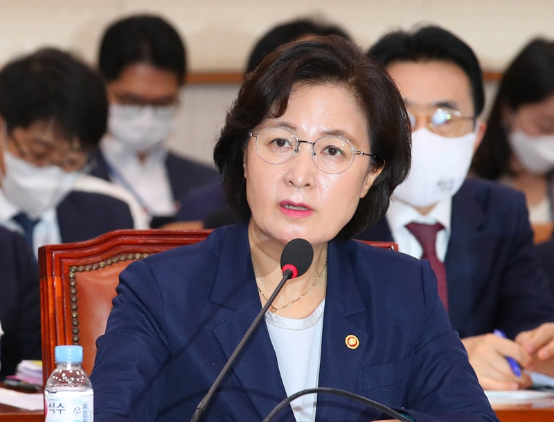 추미애 법무부 장관이 27일 서울 여의도 국회에서 열린 법제사법위원회 전체회의에 참석해 의원 질의에 답하고 있다. 2020.07.27.