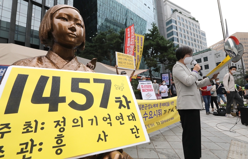 이나영 정의기억연대 이사장이 '일본군성노예제 문제해결을 위한 정기 수요시위 기자회견'이 열린 16일 오후 서울 종로구 옛 일본대사관 앞에서 주간보고를 하고 있다. 2020.09.16.