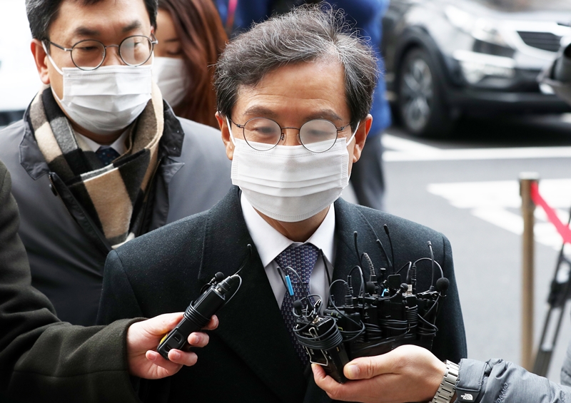 돈을 받고 우리은행 고위 인사들에게 라임 사태 관련 로비를 한 혐의를 받는 윤갑근 전 대구고검장이 구속 전 피의자 심문(영장실질심사)에 출석하기 위해 10일 서울 양천구 서울남부지방법원으로 들어서며 취재진 질문에 답하고 있다. 2020.12.10.