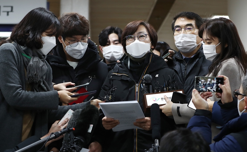 서울중앙지법 민사합의34부(부장판사 김정곤)가 고(故) 배춘희 할머니 등 위안부 피해자 12명이 일본국을 상대로 낸 손해배상 청구 소송에 대해 원고 승소 판결을 내린 8일 서울중앙지법에서 이나영 정의기억연대 이사장이 입장을 밝히고 있다. 2021.01.08.