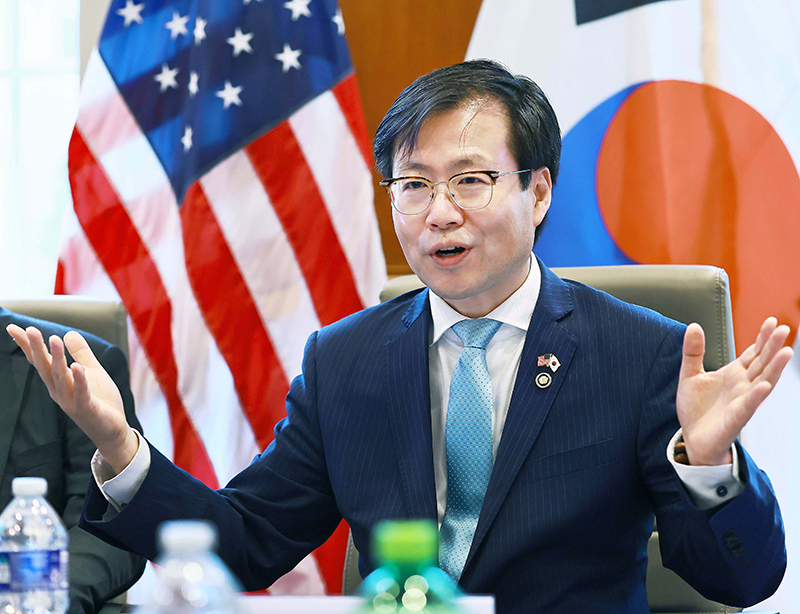 여한구 산업통상자원부 통상교섭본부장이 27일 오전(현지시간) 미국 워싱턴 D.C. 미국상공회의소 회의실에서 찰스 프리먼(Charles Freeman) 아시아 총괄 선임부회장을 비롯한 미한재계회의 회원사 관계자가 참석한 가운데 열린 미국 상공회의소 라운드테이블에 참석해 인사말을 하고 있다. 2025.06.28.