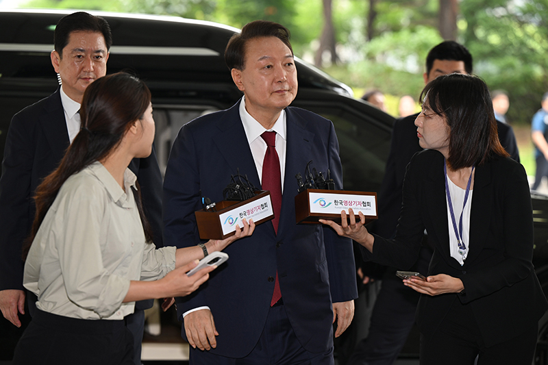 윤석열 전 대통령이 28일 오전 대면 조사를 받기 위해 서울 서초구 서울고검에 마련된 내란특검 사무실로 출석하고 있다. (공동취재) 2025.06.28.