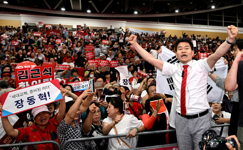 보수유튜버 전한길 씨가 8일 대구 북구 엑스코에서 열린 국민의힘 제6차 전당대회 대구·경북 합동연설회에서 특정 후보를 지지하며 찬탄(탄핵 찬성)파 후보가 등장할 때마다 ‘배신자’란 구호를 외치고 있다. 2025.08.08