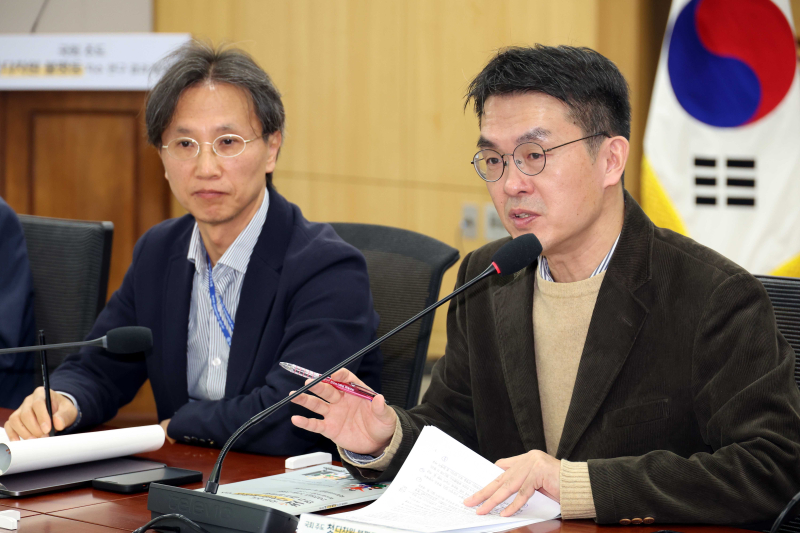 김기태 한국보건사회연구원 사회보장정책연구실 부실장이 28일 오전 서울 여의도 국회 의원회관 세미나실에서 열린 국회 주도 첫 다차원 불평등 지수 연구 결과 발표회에서 발제를 하고 있다. 2025.10.28.
