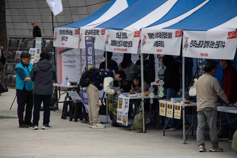 8일 동대문구 장충단로 동대문구 DDP 앞에서 진행된 '전태일열사 정신계승 2025 전국노동자대회'에서 다양한 단체들의 부스가 운영되고 있다.