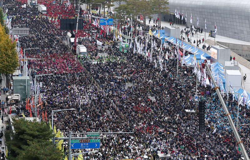 8일 서울 중구 동대문디자인플라자(DDP) 인근에서 민주노총 '전태일 열사 정신계승 2025 전국노동자대회'가 열리고 있다. 2025.11.8