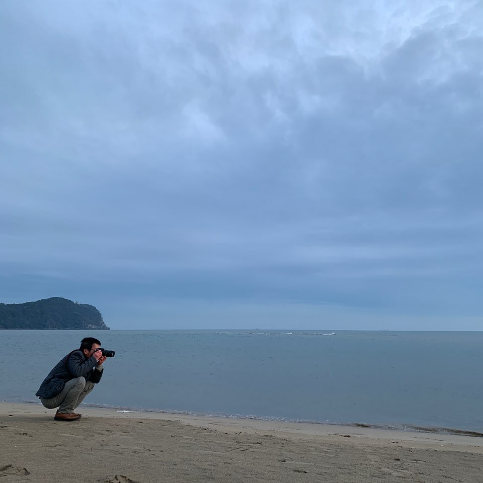 감포 바다를 찾은 이들에게 사진을 찍어주고 있다