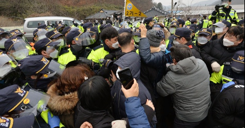 성주 사드기지 공사 자재 반입...저지하던 주민 중 부상자 발생 - 민중의소리