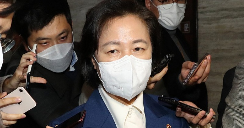 고 김홍영 검사 추모한 추미애 "검찰청법 개정해 검사동일체 혁파해야" - Vimarsana News
