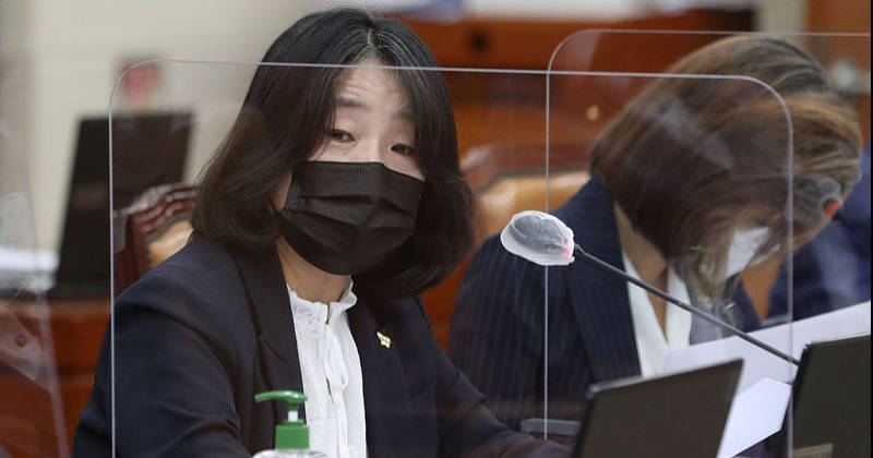 공소사실에도 없는 윤미향 퇴직금 질의 반복하다 판사에게 제지당한 검찰 사진