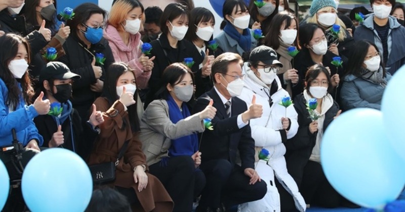 “혐오 넘어 생존 위해 지지한다”는 박지현 연설에, 이재명 “울컥합니다” 사진