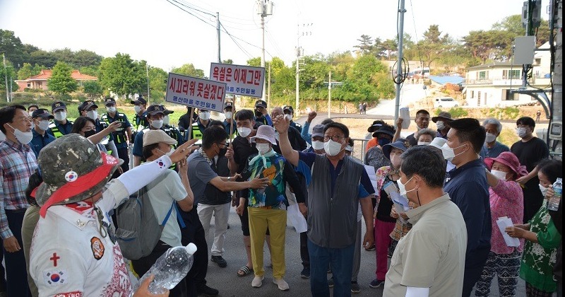 [이완배 협동의 경제학] 양산 사저 앞의 이 무도한 욕설 시위대를 즉각 쫓아내라