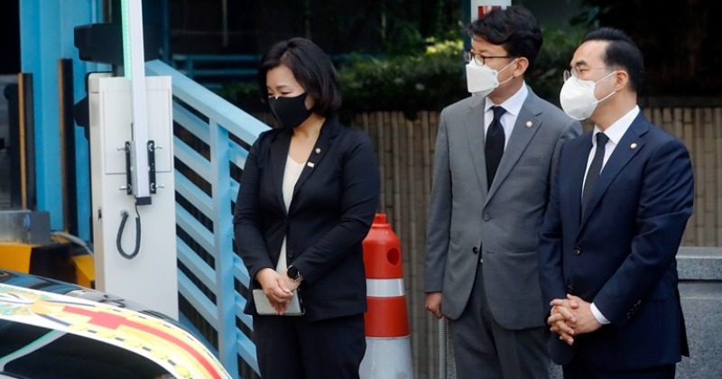 눈시울 붉힌 박홍근 “두렵게 죽음 맞은 반지하 일가족, 사회 구조가 빚은 희생”