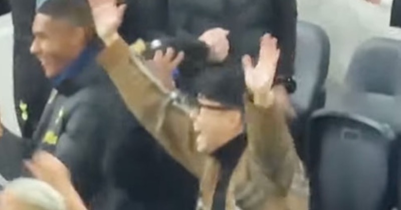 부상 후 처음 모습 드러낸 손흥민, 팀 경기 열정 응원