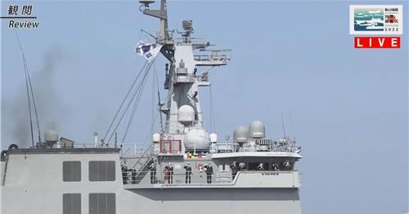 결국 욱일기 단 일본 해상자위대에 거수경례한 한국 해군