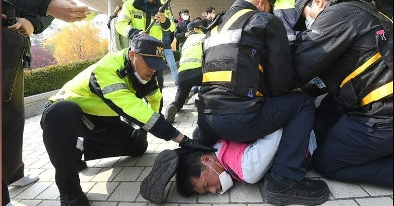 임태희에 면담 요구한 학교 조리사 바닥에 눕혀 수갑 채운 경찰 사진