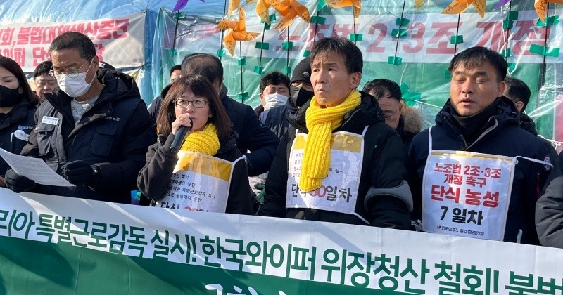 대량해고 위기 ‘단식 44일’ 한국와이퍼 노동자 병원으로 긴급 이송 사진