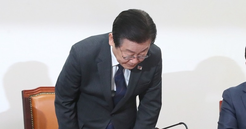 고개 숙인 이재명, 전대 돈봉투 의혹 사과 “송영길 조기 귀국 요청”