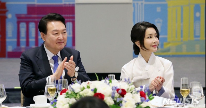 [마음의 저울] 지위를 가졌다고 매사에 무지해도 되는 것일까 사진