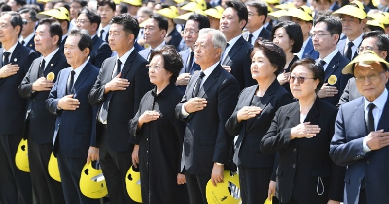 노랗게 물든 봉하, 노 전 대통령 서거 14주기 추도식에 야권 총집결