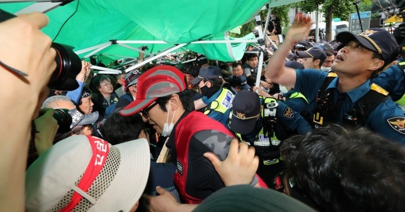 경찰, 건설노조 시민분향소 설치 강제 진압...4명 연행