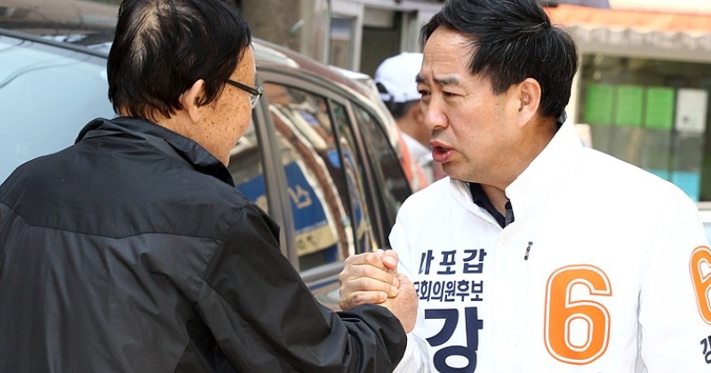 고향서 명함 돌리던 강승규 수석 “본연 업무”...출마 여부 묻자 “고려 안 해”