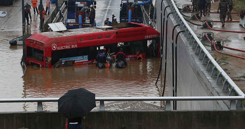 홍수 경보에 통제만 했더라도...청주 오송 지하차도 참사는 ‘인재’