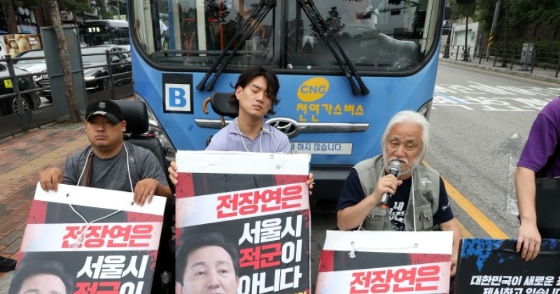 현행범 체포된 박경석 전장연 대표 “버스 탑승 요구가 운행 방해라니”